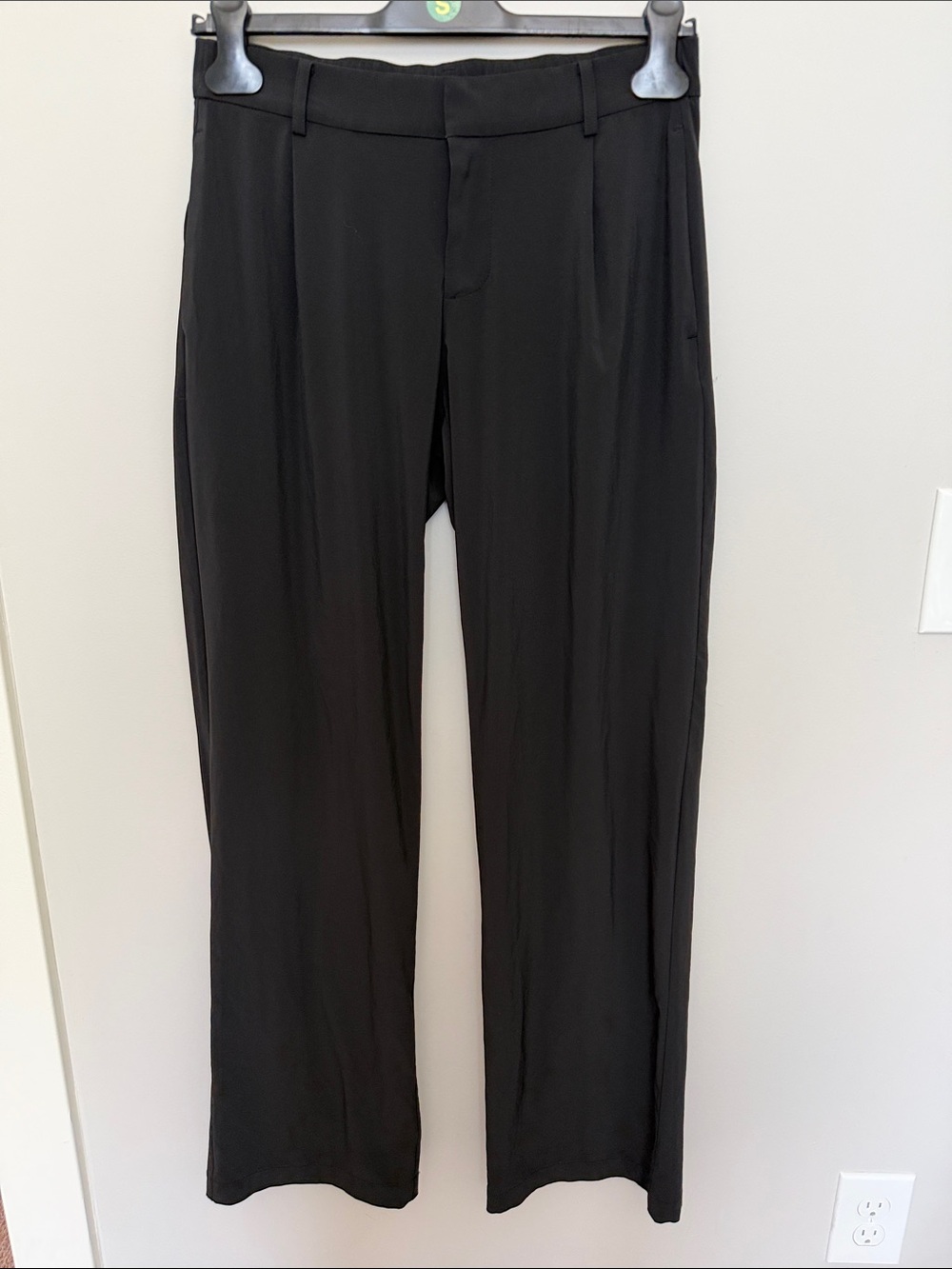 Vuori Women’s straight leg, pleated detail Black Dress Pants- XS